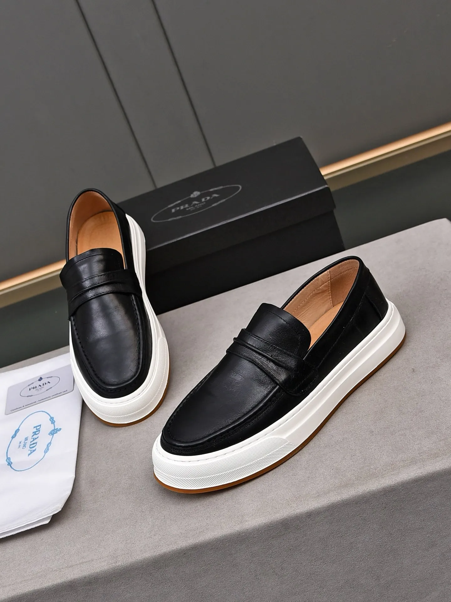 👟👟👟Men's Men's Shoes💰P440 [Top Cowhide]🆕🔥New Updates🔥👟PRADA (Prada) new products are released, imported soft cowhide, fashionable to allow air to penetrate the entire shoe, Niu B's shoes [strong] bring an extremely comfortable and breathable feeling! Beautiful inside and out! Exquisite workmanship, top-grade cowhide material, 😌Size: 38~44, single color choice.